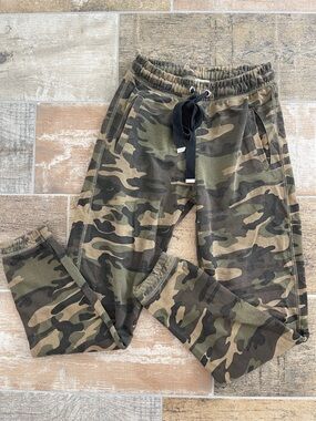 Bershka BSKGIRL Green Camo Sweatpants Sweats Size S